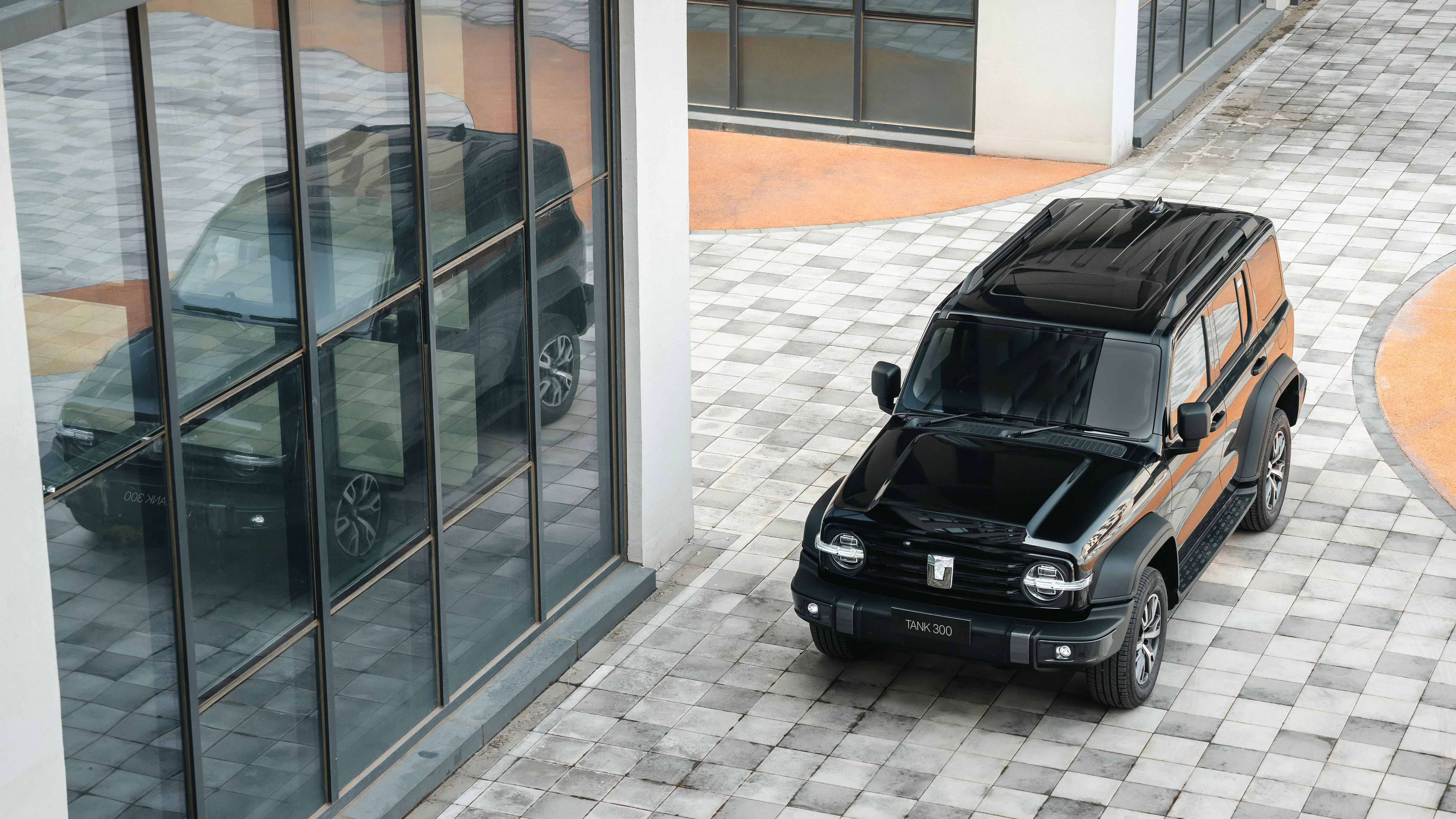 Tank 300 in Crystal Black